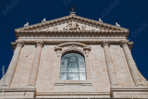 Fachada de la iglesia matriz de San Giorgio Martire en Locorotondo, Italia. Fachada, de estilo neoclásico del siglo XVI, tiene un relieve de San Jorge con el dragón en el tímpano. photo