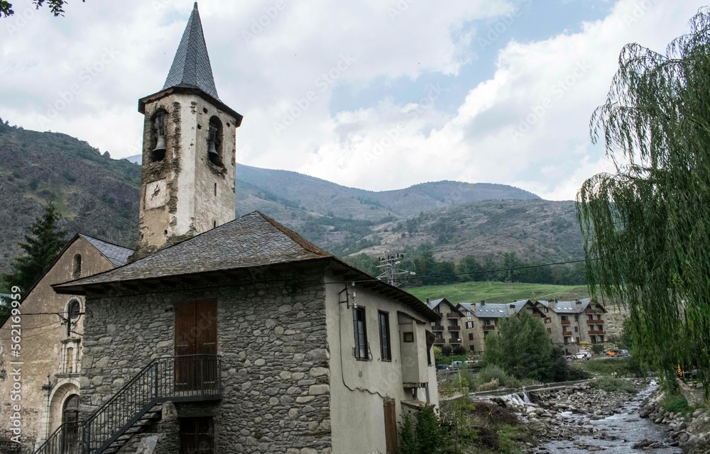 Alòs d'Isil, pequeño pueblo del Parque Natural del Alto Pirineo catalán, 