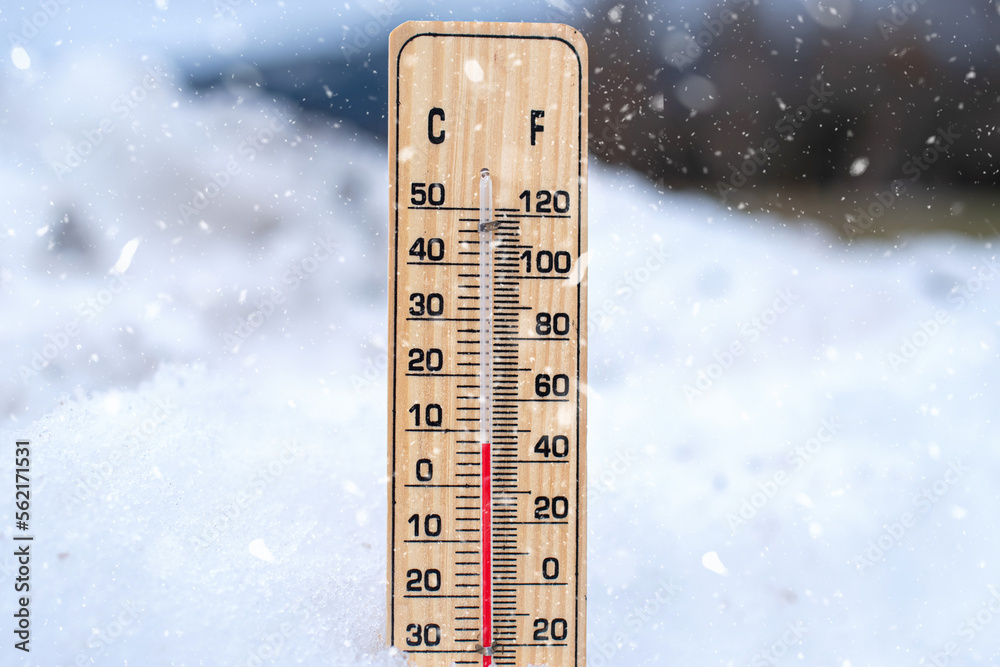 Obraz premium Thermometer in the snow. Winter thermometer. Low temperatures in celsius or fahrenheit.