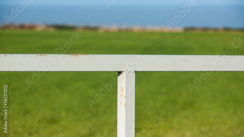 Barrotes de puerta metálica de valla en finca rural
