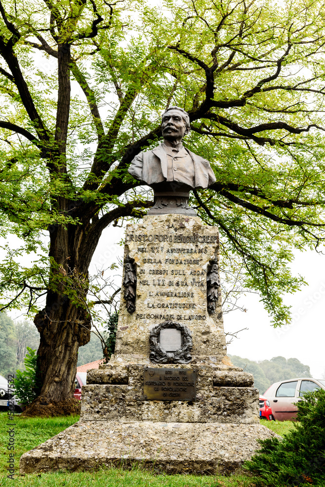 statua, Villaggio Crespi d Adda, Unesco, Industriale, Cotone, Icomos,  villaggio, citta, lavoro, feudo,  Operaio, citta ideale del lavoro, castello,  Lombardia, Italy, Europa.