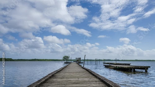 Timelapse ponton lac de soustons Landes plan large 4K