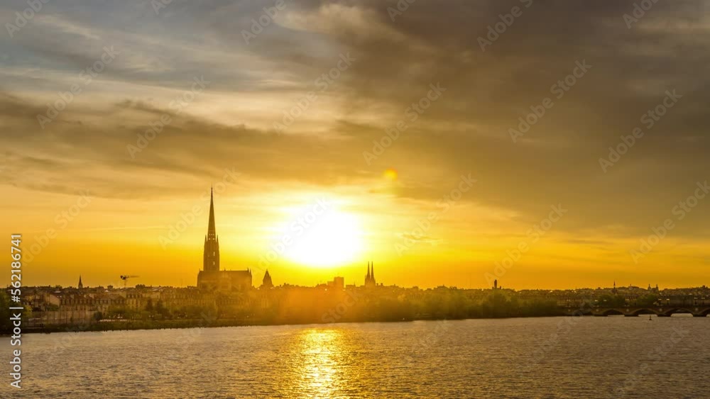 Timelapse Bordeaux Basilique St Michel coucher de soleil
4K Timelapse Bordeaux Basilique St Michel coucher de soleil
4K