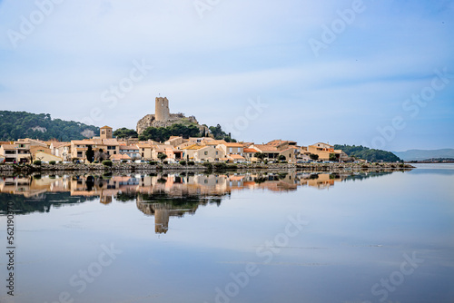 Le village de Gruissan vu depuis les bords de l'étang de Gruissan