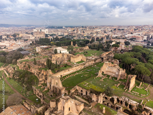 Fotografiet Aerial view over Rome showing the Roman Forum, the buildings on Palatine Hill an