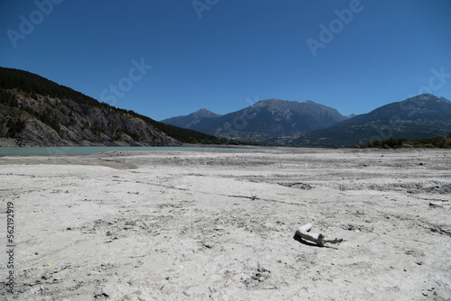 Trockenheit am Lac serre Poncon in den französischen Alpen im Sommer