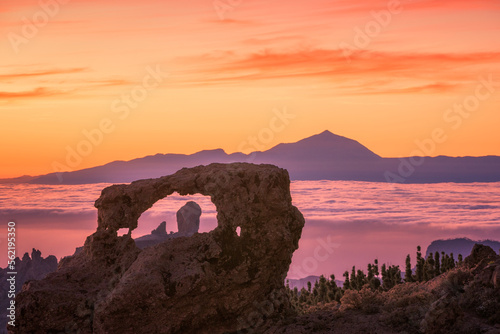 Precioso atardecer con el Roque Nublo y el Teide en escena