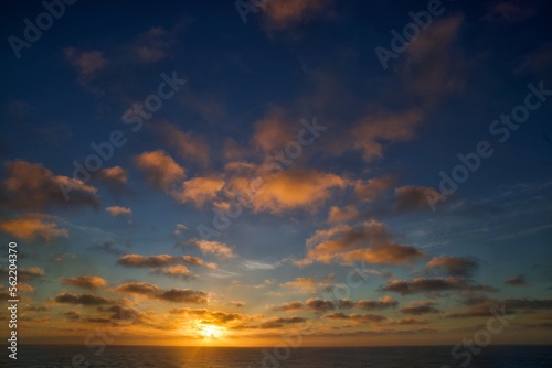 Sonnenaufgang über Ozean