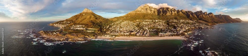 Obraz premium View from Camps Bay beach over Lions Head and the twelve apostles on Table Mountain