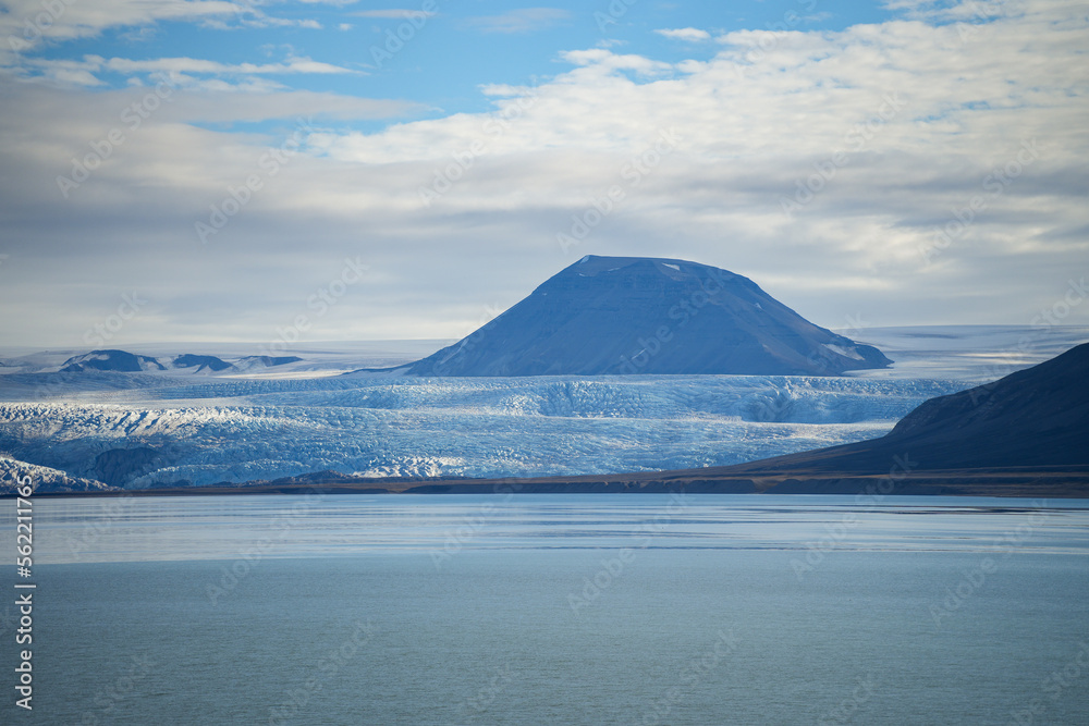 Riesige Gletscher prägen das Landschaftsbild von Spitzbergen im Nordatlantik