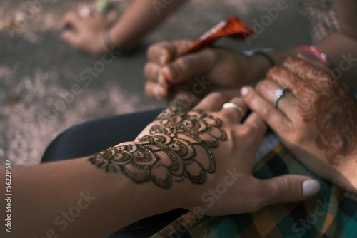 Henna hands