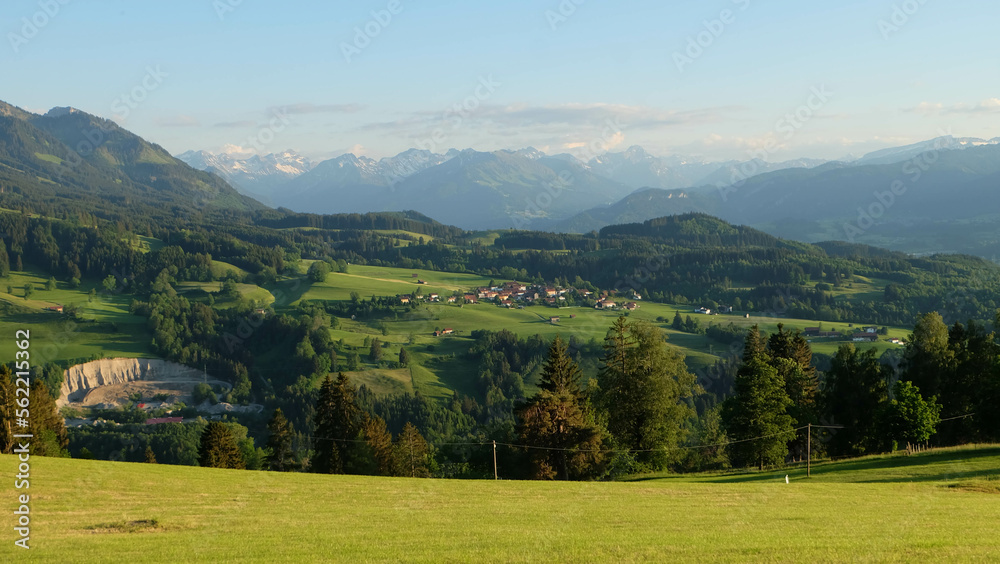 Idyllisches Panorama im Sommer bei Sonthofen