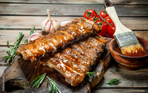 Grilled ribs with tomato sauce and garlic.