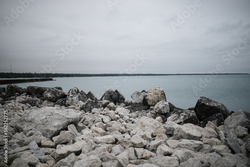 Obraz na płótnie stone shore of the lake overlooking the horizon w salonie