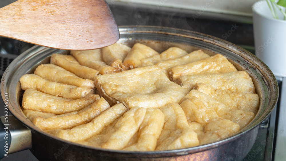 油揚げを煮る|和食の調理シーン 油揚げを煮る|和食の調理シーン