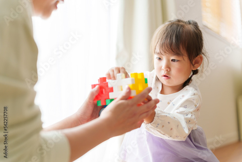 おもちゃで遊ぶ女の子とお母さん