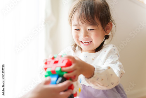 おもちゃで遊ぶ女の子とお母さん