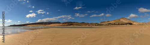 spiaggia infinita 01 - panoramica con oceano, spiaggia dorata e montagne vulcaniche nere photo