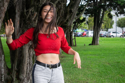 Chica joven alegre vestida con una blusa ombligera roja photo