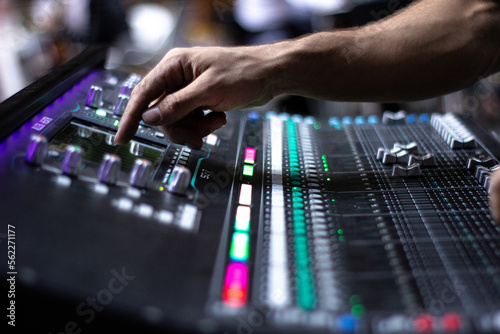 dj pinchando música en la mesa de mezcla
