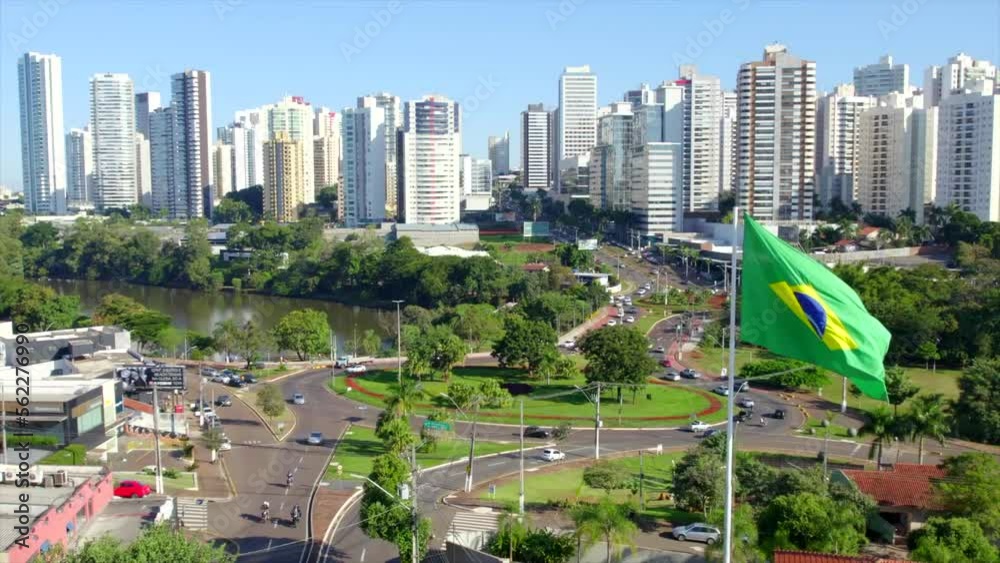 Londrina cidade do norte do Paraná vista da Rotatória da Av. Maringa prédios e bandeira do Brasil tremulando 