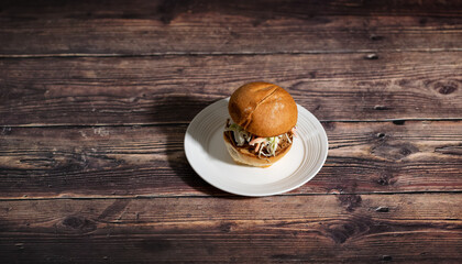 Papier peint photo Restaurant Sandwich porc effiloché coleslaw maison  © edb3_16