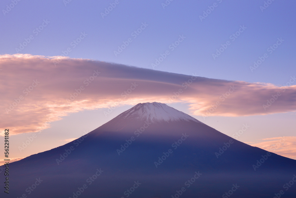 笠雲のかかる黄昏時の富士山