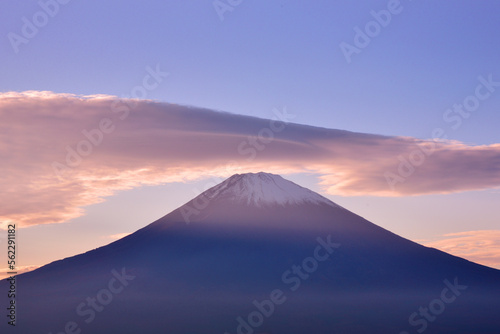 笠雲のかかる黄昏時の富士山