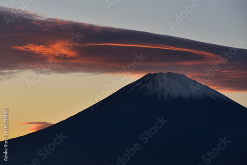 笠雲のかかる夕暮れの富士山