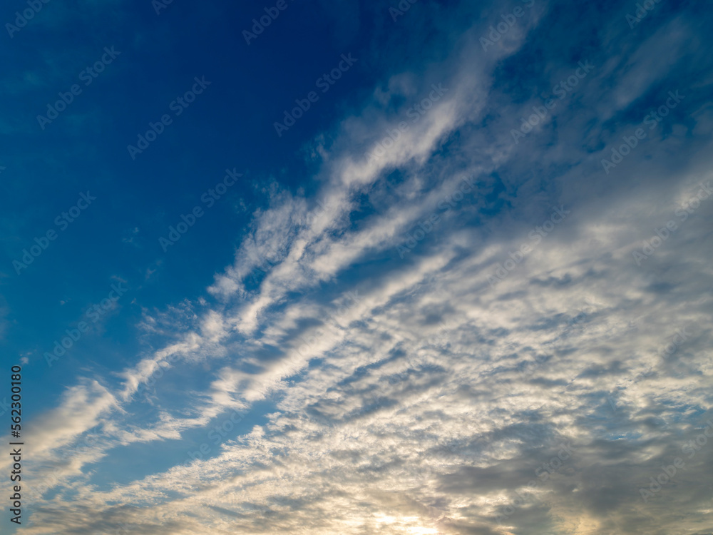 朝焼けの青空と雲の風景
