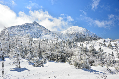 冬の八ヶ岳天狗岳中腹から望む雪化粧の天狗岳山頂 © tqmnk924