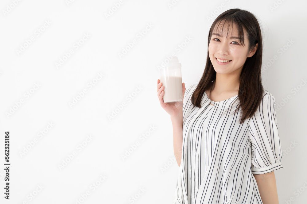 プロテインを飲む女性 牛乳 ダイエット プロテインを飲む女性 牛乳 ダイエット