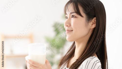 プロテインを飲む女性 牛乳 ダイエット