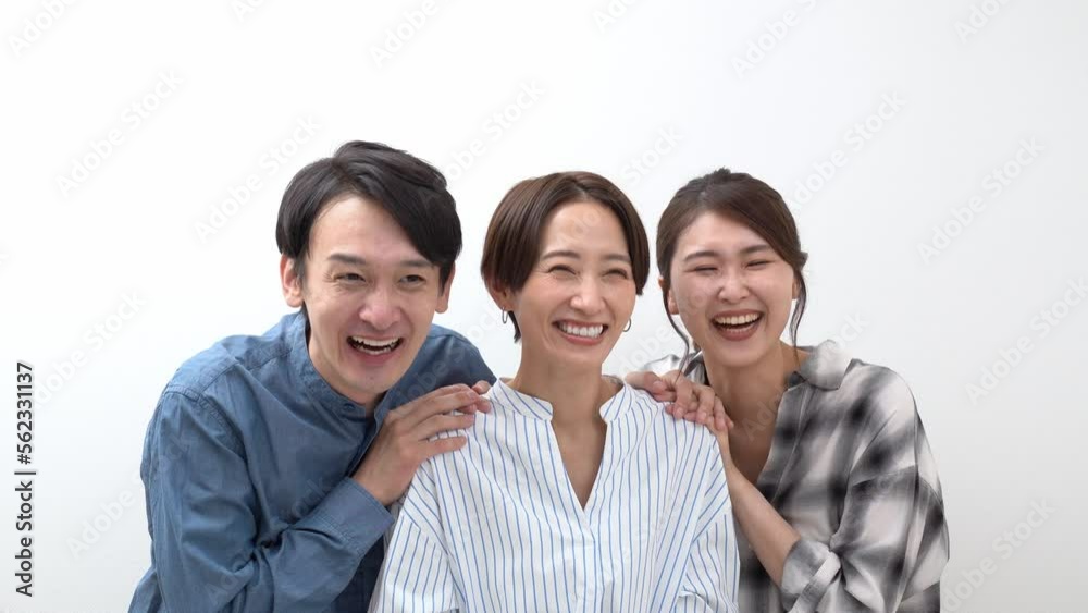 大きく笑う日本人男女 大きく笑う日本人男女