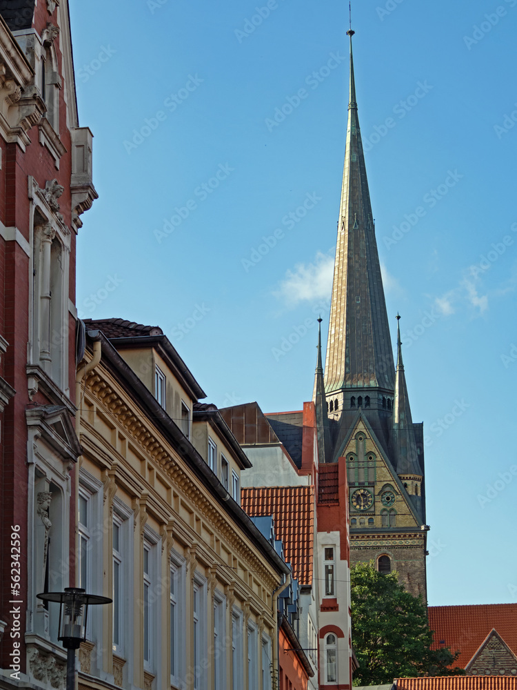 Obraz premium Blick auf historische Häuser und die Kirche St. Nikolai in der Altstadt von Flensburg, Schleswig-Holstein, Deutschland