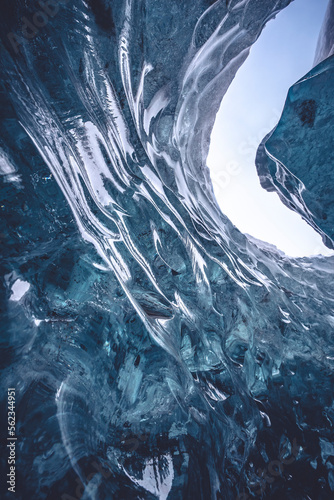 All'interno di una grotta di ghiaccio in Islanda.