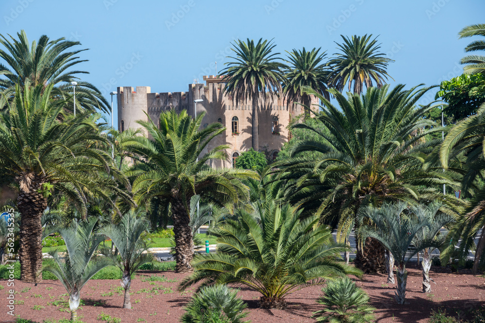 Parque con palmeras y castillo en Los Realejos, en el norte de la isla de Tenerife, Canarias