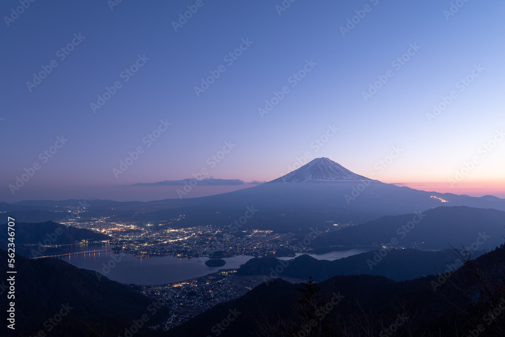 夕暮れの富士山と河口湖の夜景