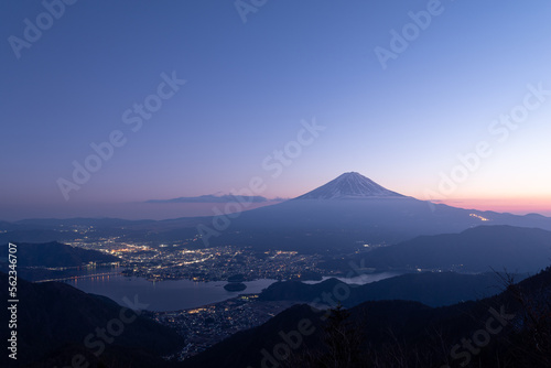 夕暮れの富士山と河口湖の夜景