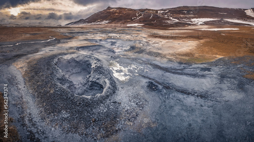 Hverir è una delle zone geotermali più attiva di tutta l'Islanda, la sua conformazione lo fa sembrare un paesaggio quasi lunare. photo