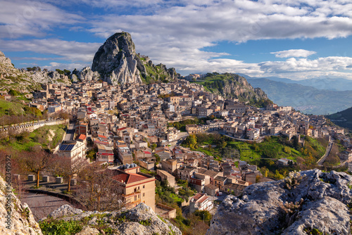 Obraz na płótnie Caltabellotta, Sicily, Italy. Aerial cityscape image if historic town Caltabellotta in Sicily at sunrise. w salonie
