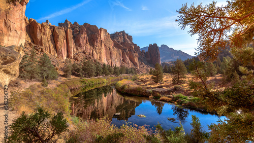 Foto The beautiful Canyon and River Trail on the Crooked River in Smith Rock State Pa