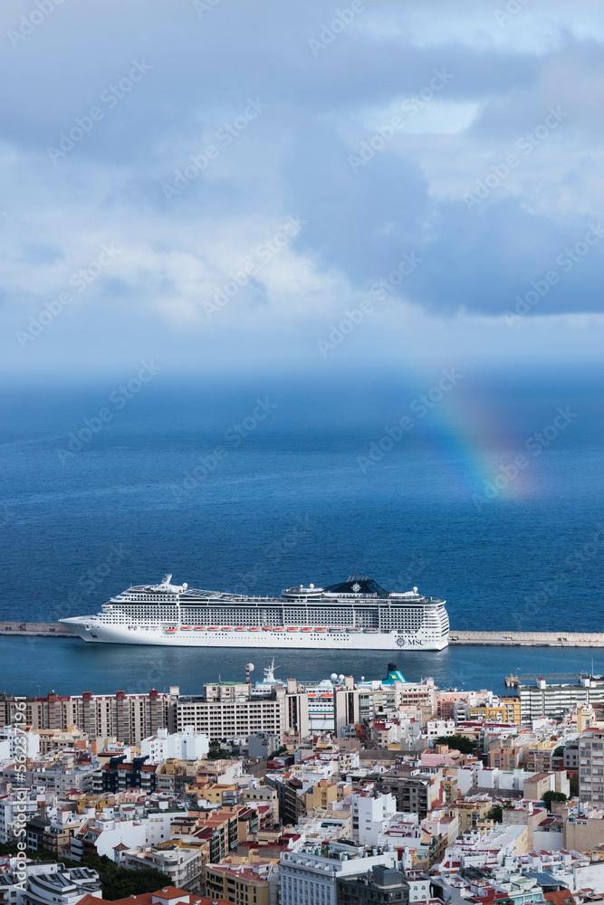 Bonito arcoiris en un día lluvioso con un crucero de testigo 