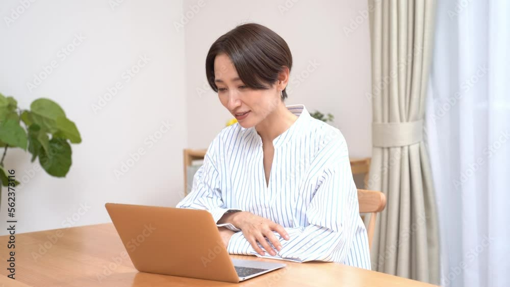 説明をする日本人女性 説明をする日本人女性
