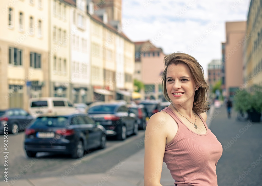 glückliche junge Frau in der Stadt glückliche junge Frau in der Stadt