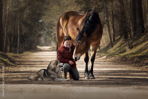 Obraz na płótnie Girl with her beautiful horse and dog malamute w salonie