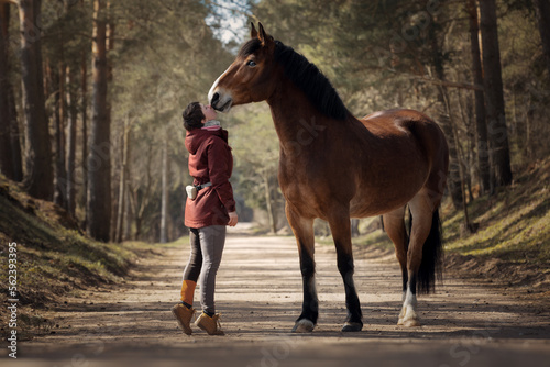 Obraz na płótnie Girl with her beautiful bay horse w salonie