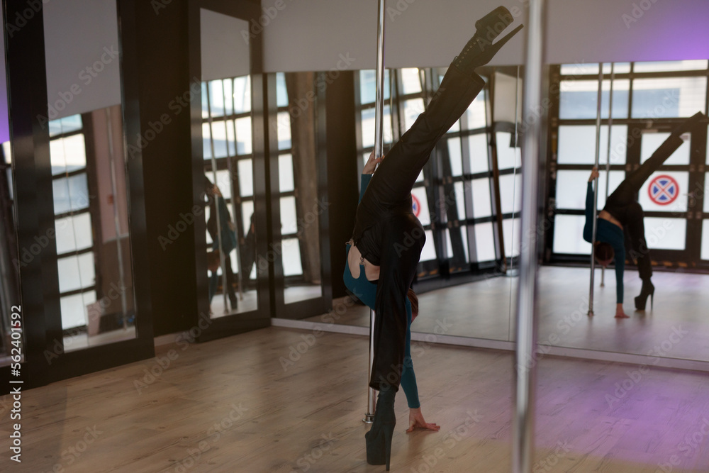 Fototapeta premium Künstler Pole Dance Frau in Kunst AI Spezial Effekte vor der Kamera mit Berliner Techno Musik Studio