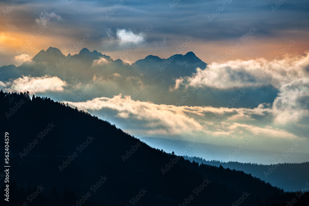 Kolorowy zachód słońca w Tatrach - obrazy, fototapety, plakaty 