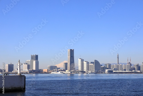 大黒ふ頭から見た横浜みなとみらい21と富士山 (神奈川・横浜) © ziggy